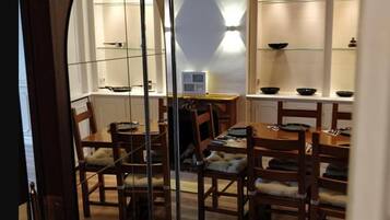 Apartment (Burgplatz) | In-room dining