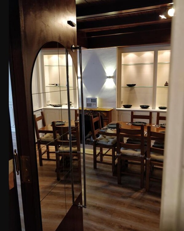 Apartment (Burgplatz) | In-room dining