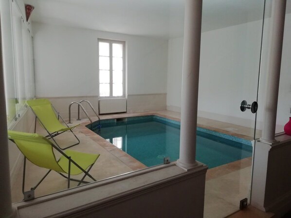 Piscine couverte, chaises longues