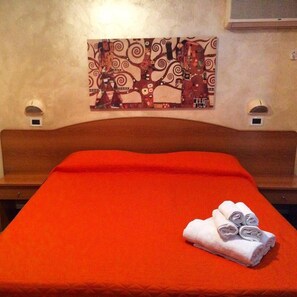 Peti besi dalam bilik, meja, ruang kerja komputer riba, Wi-fi percuma 