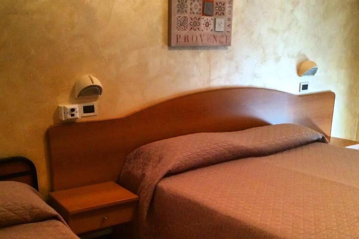 Una cassaforte in camera, una scrivania, postazione laptop
