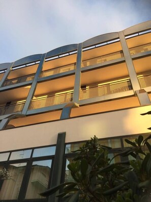 Façana frontal de l'allotjament (vespre/nit)