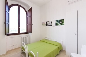 Kamar Quadruple Basic, pemandangan kebun (Fiume) | Meja kerja, setrika/meja setrika, dan tempat tidur bayi gratis