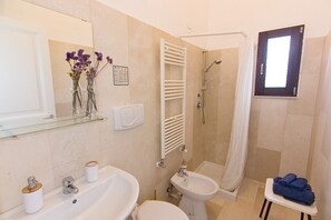 Buồng tắm vòi sen, máy sấy tóc, chậu vệ sinh/vòi rửa, khăn tắm 