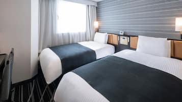 Habitación de hotel con dos camas, un ventanal grande con cortinas, cabecero con panel de control y pared con diseño texturizado.