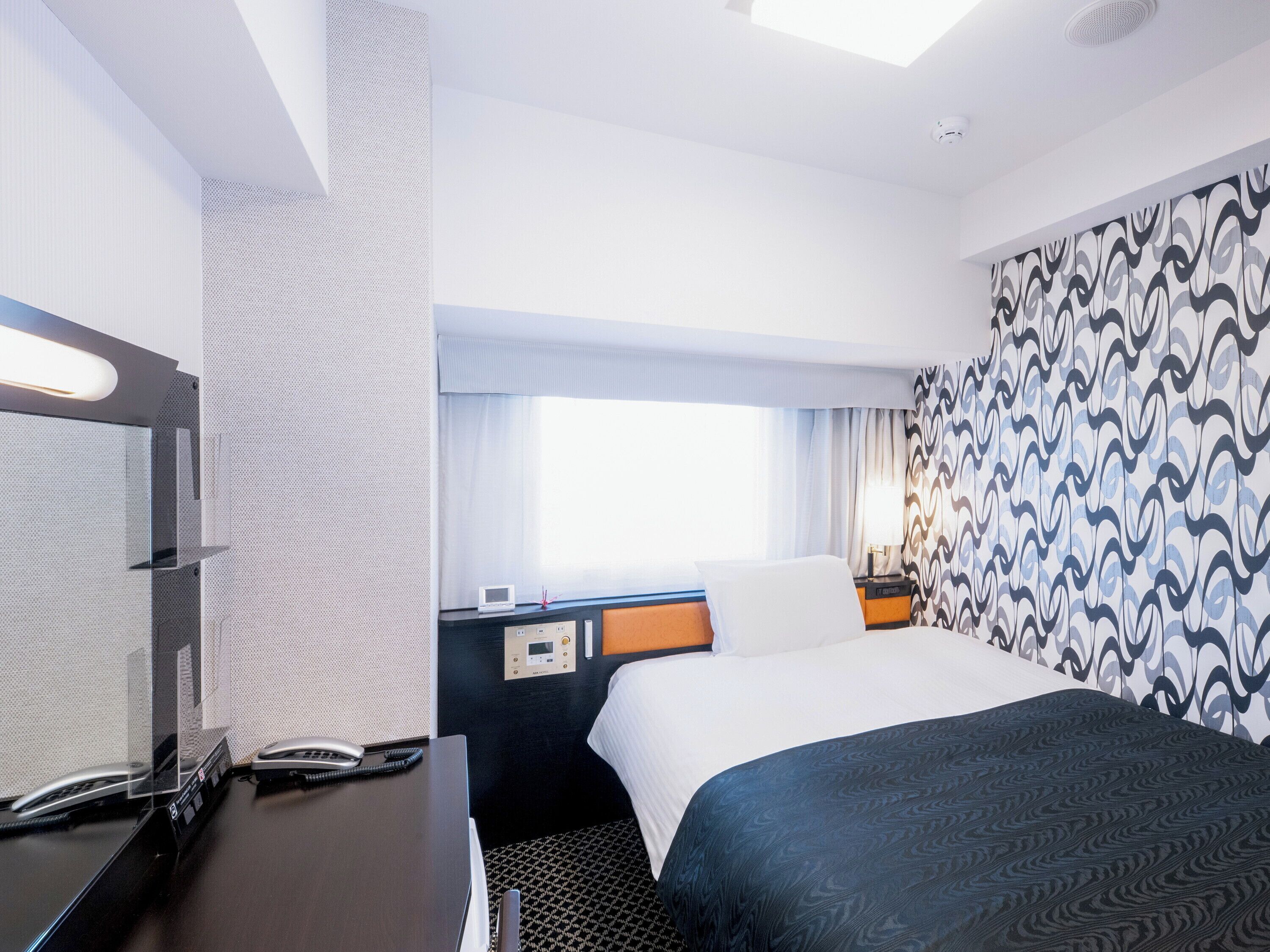 Standaard kamer, 1 slaapkamer, niet-roken (for 1 Person) | Donsdekens, een bureau, een laptopwerkplek, verduisterende gordijnen