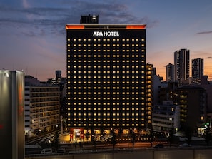 施設の正面 (日没後)
