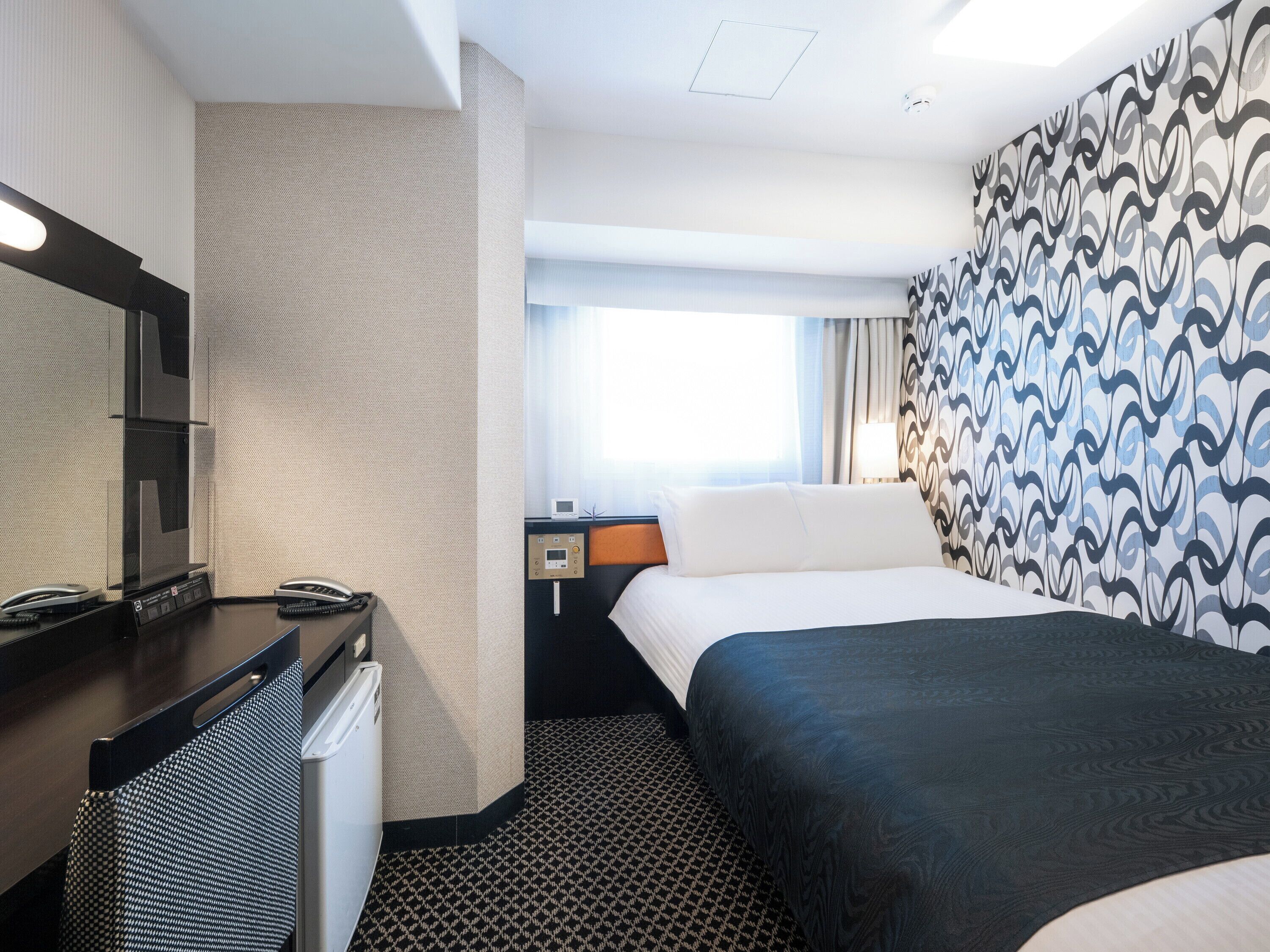 Standaard kamer, 1 slaapkamer, niet-roken (for 2 People) | Donsdekens, een bureau, een laptopwerkplek, verduisterende gordijnen