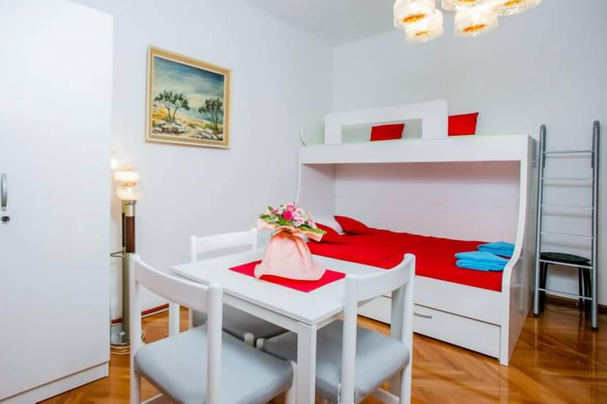 Estudio (Priska) | Cortinas opacas, cunas gratuitas, wifi gratis y ropa de cama