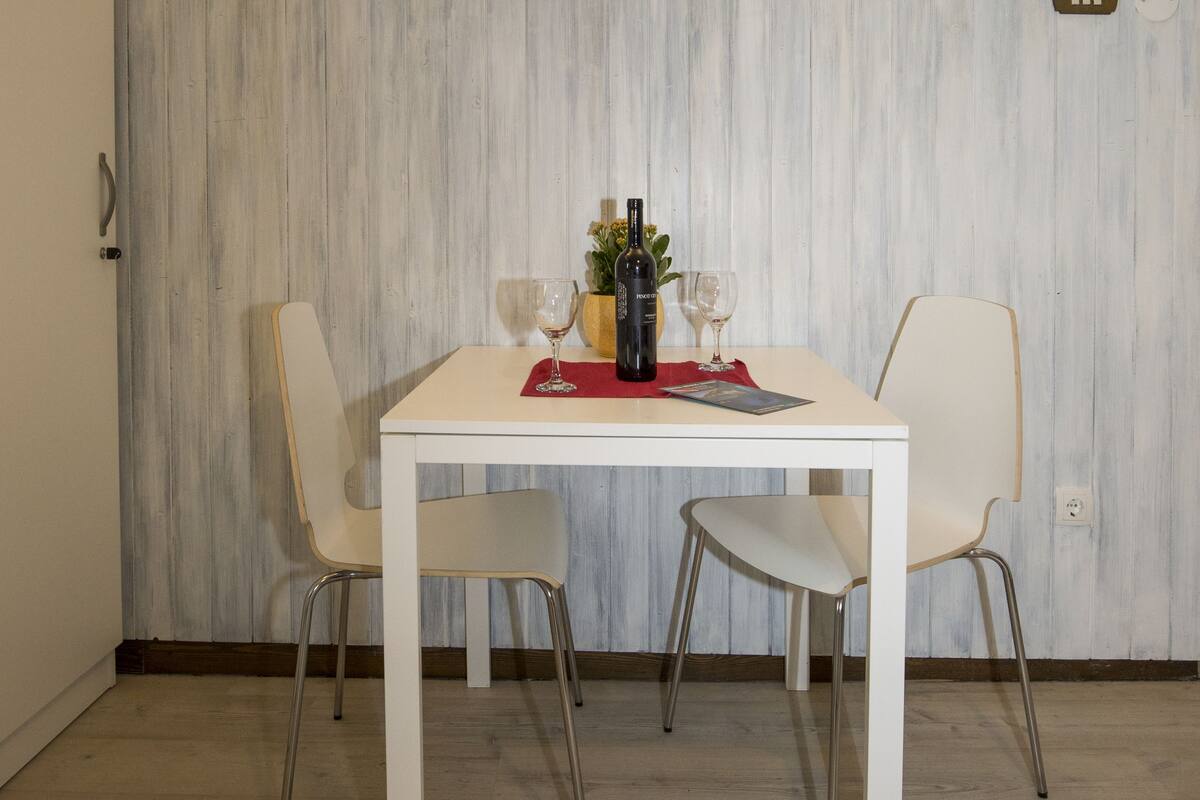 Estudio (Mateuska) | Servicio de comidas en la habitación