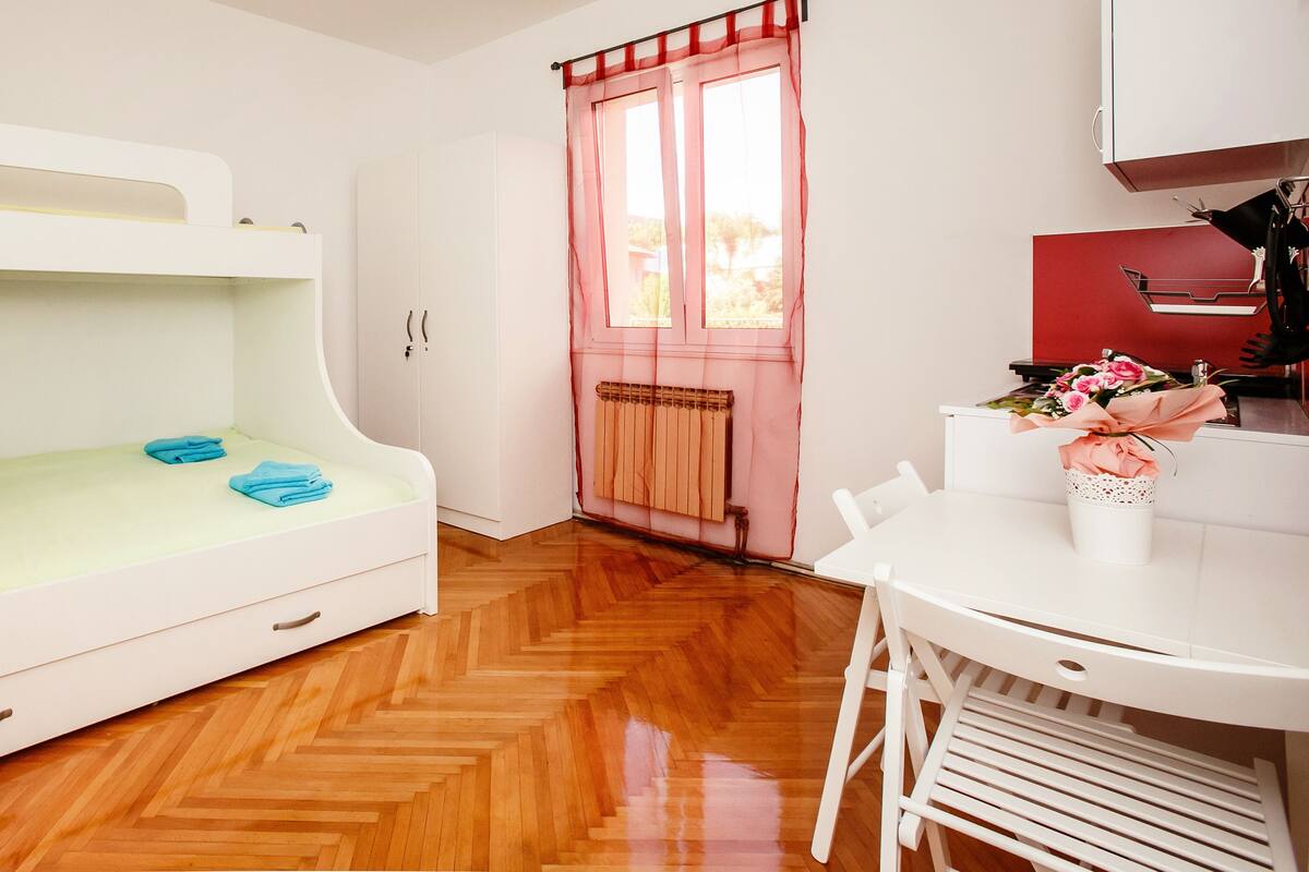 Estudio (Peristil) | Cortinas opacas, cunas gratuitas, wifi gratis y ropa de cama
