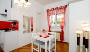 Studio (Priska) | Wohnbereich | Flachbildfernseher