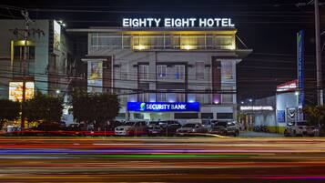 Fassade der Unterkunft â Abend/Nacht