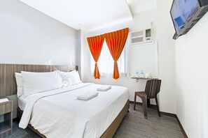 Escritorio, cortinas blackout, wifi gratis y ropa de cama 