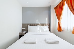 Escrivaninha, cortinas blackout, Wi-Fi de cortesia, roupa de cama