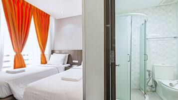 Dusche, umweltfreundliche Kosmetikartikel, Haartrockner, Hausschuhe