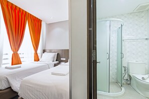 Shower, eco-friendly toiletries, hair dryer, slippers - Eighty Eight Hotel (Koronadal)