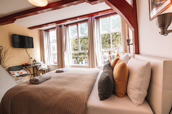 Design Double Room, City View | Individually decorated, individually furnished, desk, blackout curtains