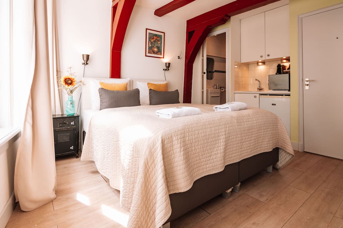 Doppia Design, vista città | 1 camera, con stile personalizzato, con arredamento individuale