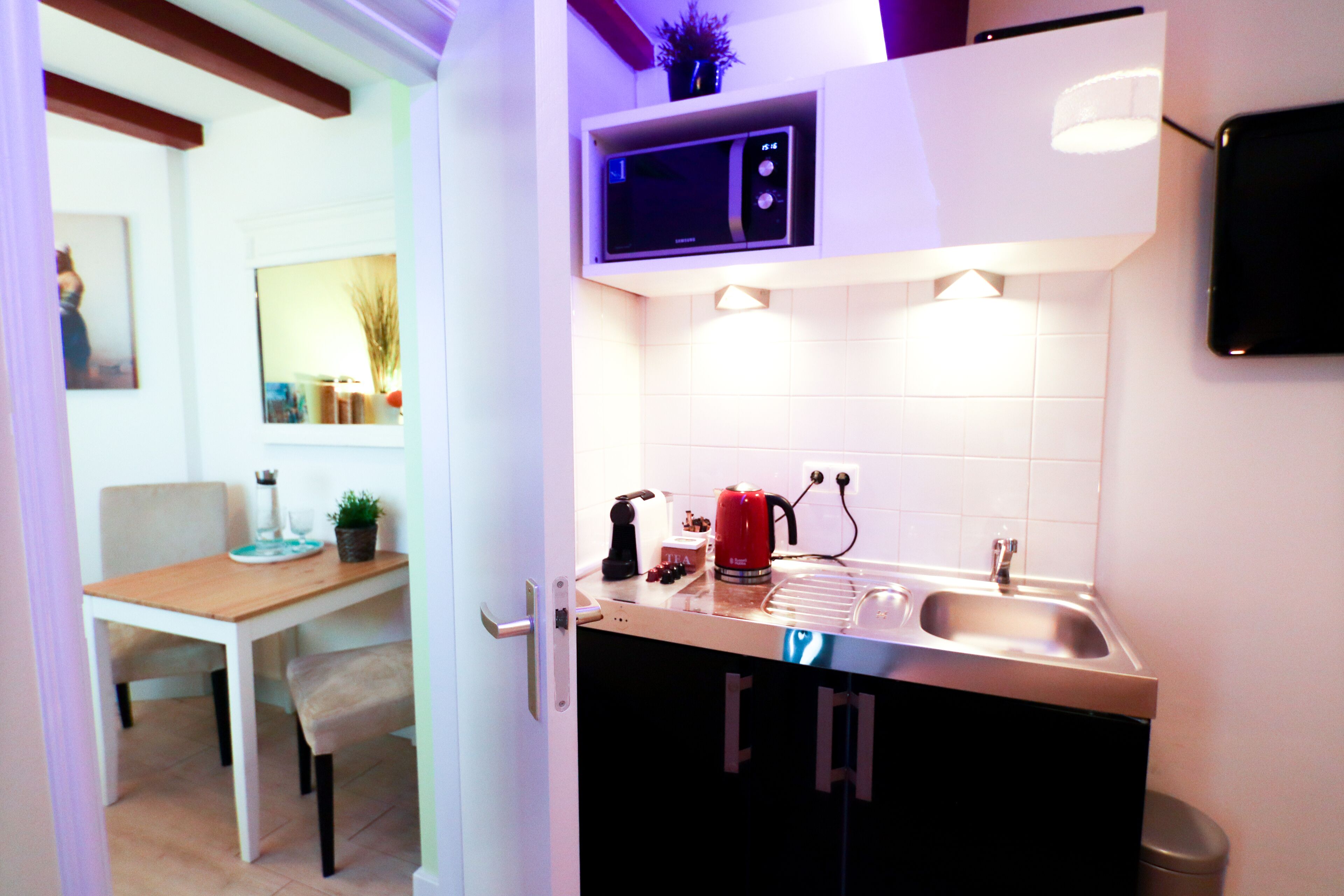 Deluxe Suite | Private kitchenette | Fridge, microwave, espresso maker, coffee/tea maker