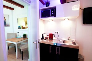 Suite Deluxe | Cocina básica privada | Frigorífico, microondas, máquina de café espresso y cafetera o tetera