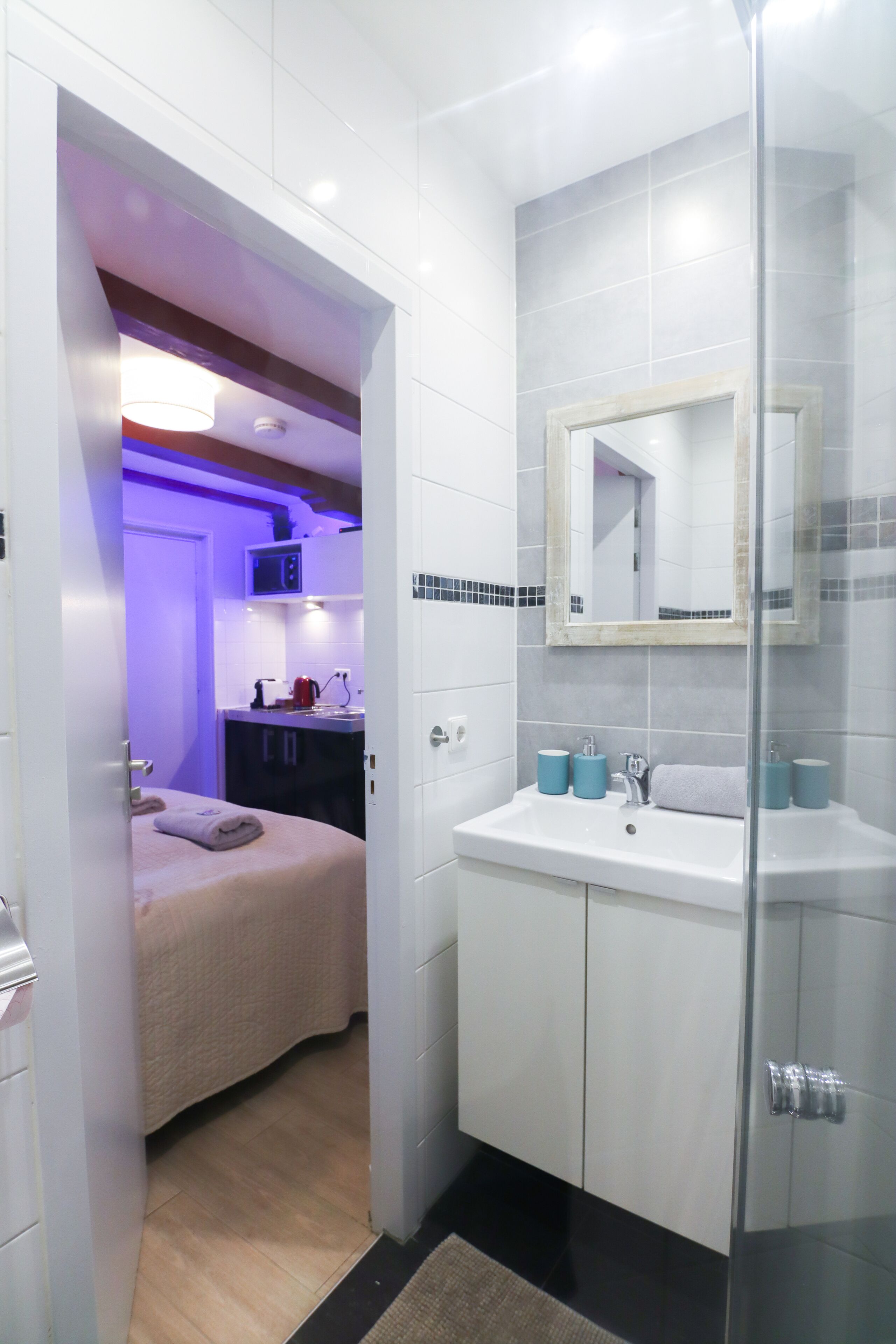 デラックス スイート | バスルーム | シャワー、デザイナーバスアメニティ、ヘアドライヤー、ビデ