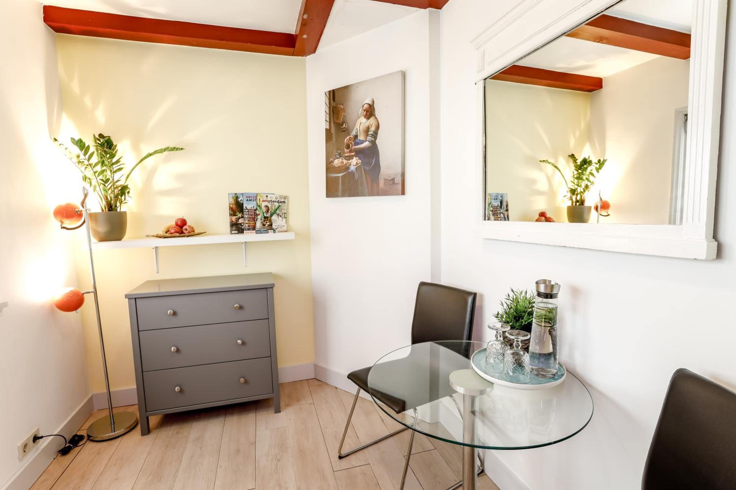 Een koelkast, een magnetron, een espressoapparaat