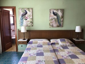 Twin Room, Bathtub | Rollaway beds, free WiFi, bed sheets
