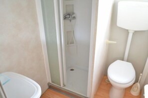 Shower, rainfall showerhead, towels - Camping Barchi (Terracina)