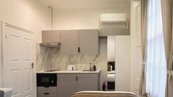 Superior Studio | 1 bedroom, iron/ironing board, free WiFi, bed sheets