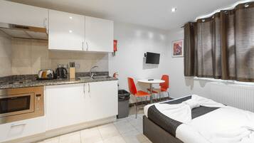 Standard Double Studio | Private kitchen | Fridge, microwave, stovetop, coffee/tea maker