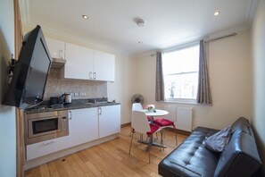 Refrigerador, microondas, placa de cocina, cafetera/tetera