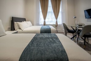 Superior Triple Studio | Iron/ironing board, WiFi (free), bed sheets - New Kent Apartments (London)