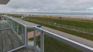 A balcony with a view of the beach and the sea. - Strandhaus Christiansen (Cuxhaven)