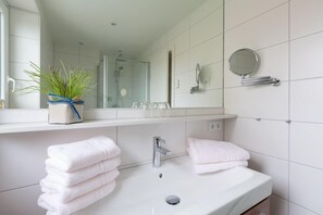 Apartment (Wohnung 9) | Badezimmer | Dusche, Haartrockner, Handtücher