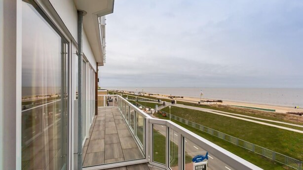 A balcony with a view of the beach and the sea. - Strandhaus Christiansen (Cuxhaven)