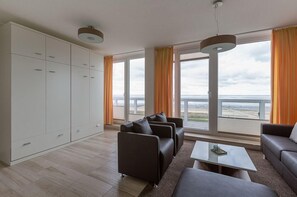 Apartment (Wohnung 11) | Living area | Flat-screen TV - Strandhaus Christiansen (Cuxhaven)