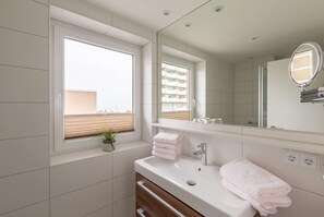 Lejlighed (Wohnung 9) | Badeværelse | Bruser, hårtørrer, håndklæder