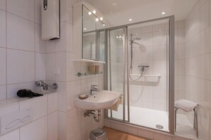 Apartment (Wohnung 104) | Badezimmer | Dusche, Haartrockner, Handtücher, Toilettenpapier