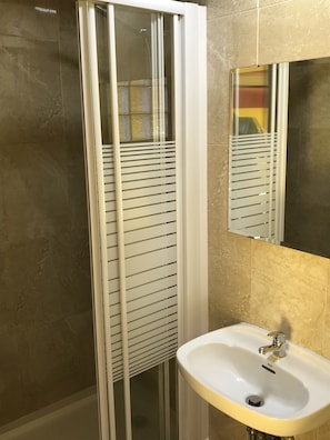 Shower kamar mandi