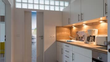 Apartemen (Wohnung 5) | Dapur pribadi | Lemari es besar, microwave, oven, dan kompor