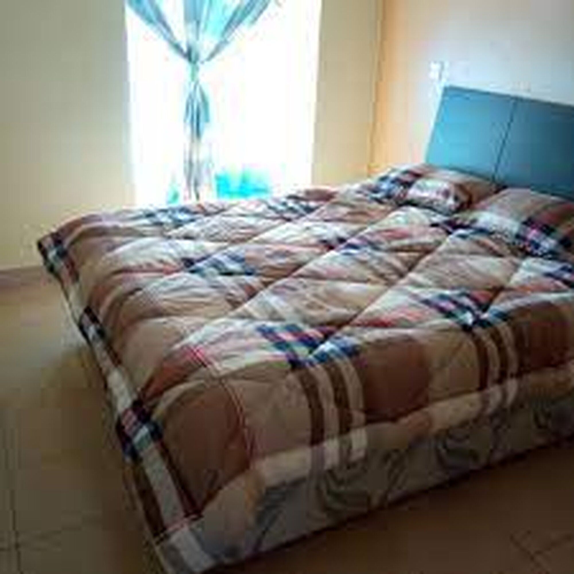 1 habitación, sistema de insonorización y tabla de planchar con plancha 