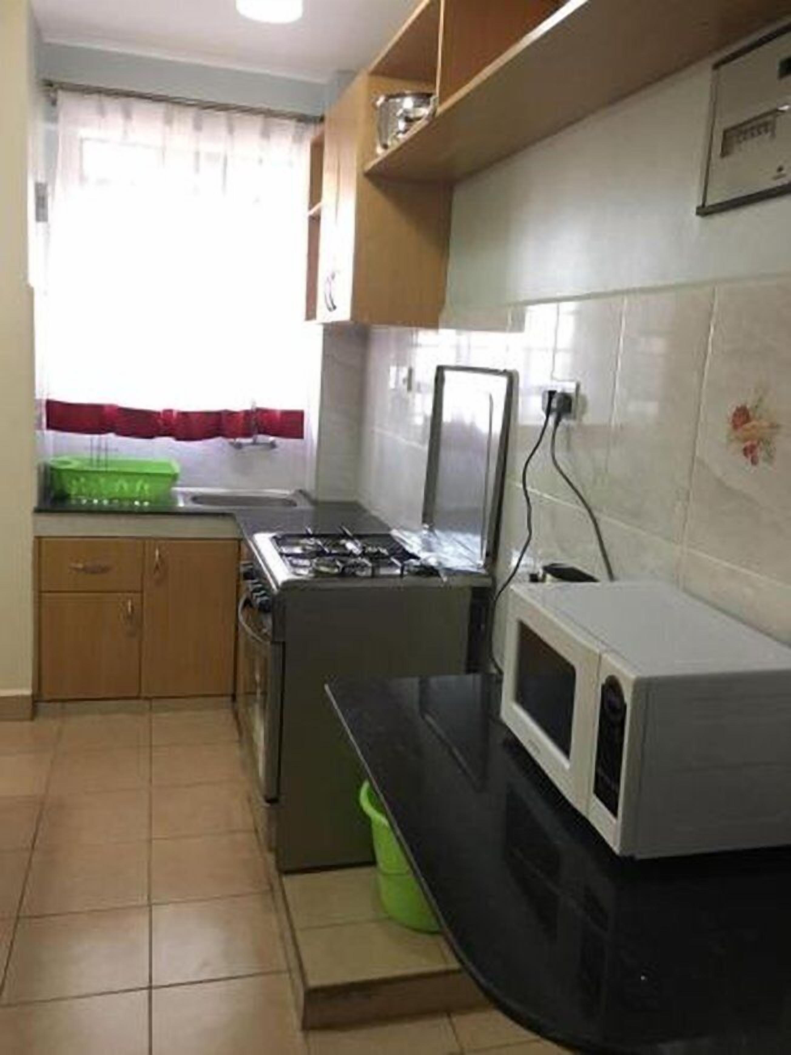 Refrigerador con freezer, microondas, horno, placa de cocina