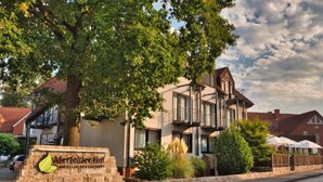 A two-story building with a sign for 'Merfelder Hof' and 'Silo Ellis Restaurant'. - Merfelder Hof (Dülmen)