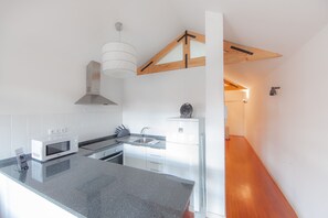 Habitación doble Deluxe (4th Floor) | Cocina privada | Refrigerador, microondas, parrilla de estufa y cafetera y tetera 