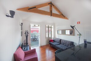 Habitación doble Deluxe (4th Floor) | Área de sala de estar | Televisión de pantalla plana 