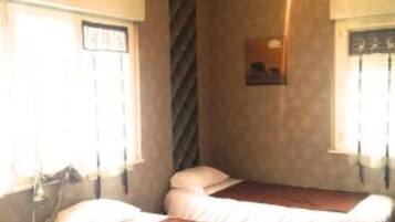 Decoración personalizada, muebles diferentes y cortinas blackout