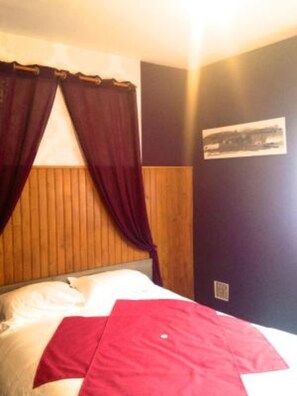 Individually decorated, individually furnished, blackout curtains - Le Petit Blanzou (Pierre-Buffiere)