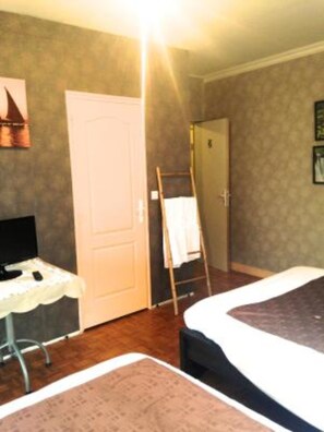 Habitación triple | Decoración individual, mobiliario individual, cortinas opacas