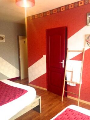 Individually decorated, individually furnished, blackout curtains - Le Petit Blanzou (Pierre-Buffiere)